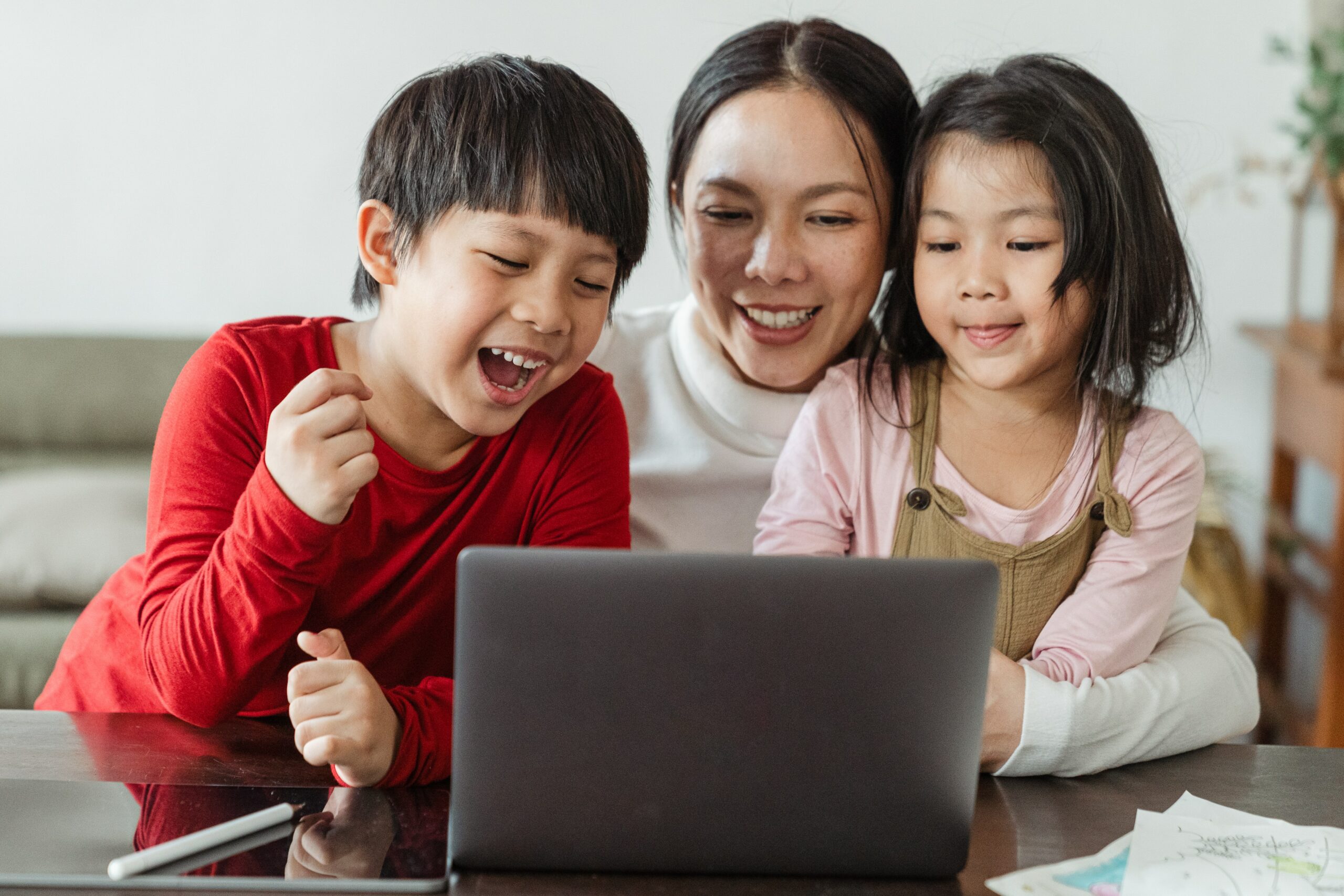 mother-with-kids-in-front-of-laptop